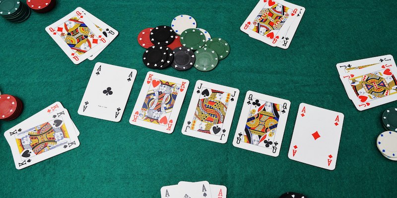 Một bộ Poker hoàn chỉnh gồm 52 lá bài